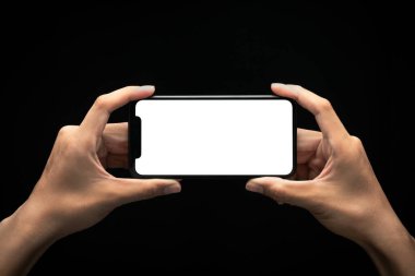 Erkek eller, siyah arka plan, aşırı çalışma ve geç çalışma konsepti, kırpma yolu üzerinde boş ekranlı akıllı telefonu tutuyor..