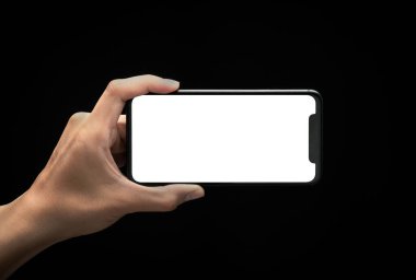 Siyah arka plan, fazla çalışma ve geç çalışma konsepti, kırpma yolu üzerinde gece boş ekranlı akıllı telefonu tutan bir erkek..