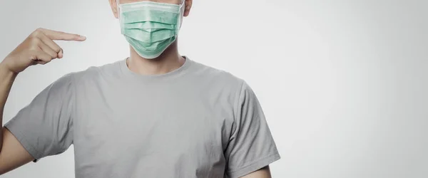 Närbild Ung Man Bär Och Pekar Hygienisk Mask För Att — Stockfoto