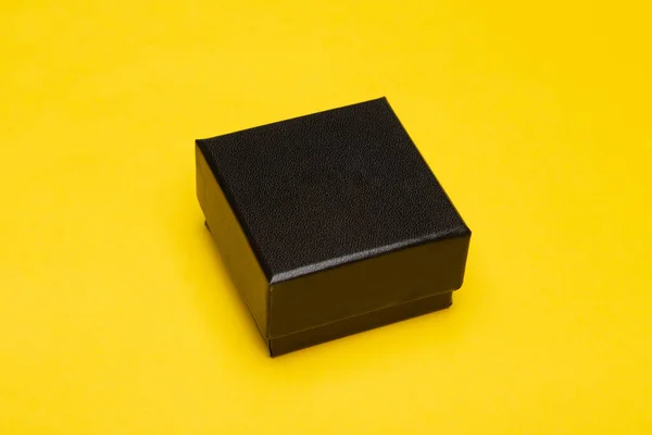 Міні Чорна Коробка Упаковки Продукту Ізольовані Жовтому Фоні — стокове фото