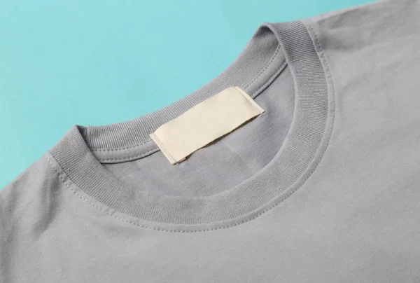 Etiqueta Branco Camiseta Cinza Para Seu Design Isolado Fundo Azul — Fotografia de Stock