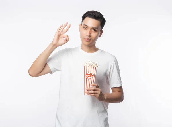 Ung Asiatisk Man Vit Shirt Håller Popcorn Och Gör Okej — Stockfoto