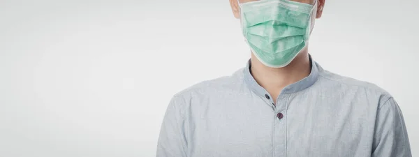 年轻的商人戴着卫生面具以防止感染 2019 Ncov或Coronavirus 机载呼吸道疾病 如下午2 5时的战斗和在白色背景下分离出的流感 横幅尺寸 — 图库照片