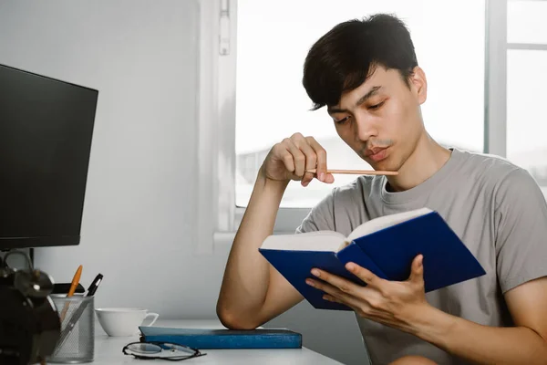 Молодой Красивый Азиатский Мужчина Читает Книги Думает Жест Рабочем Столе — стоковое фото