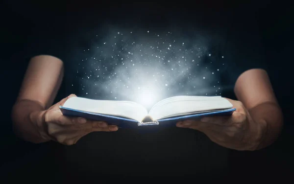 Человек Открыл Волшебную Книгу Растущими Огнями Волшебным Порошком Концепция Обучения — стоковое фото
