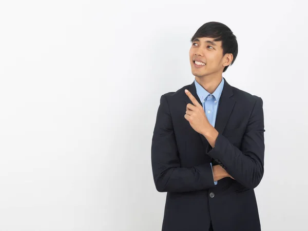Glücklich Lächelnde Asiatische Geschäftsmann Schwarzen Anzug Zeigt Auf Kopierraum Isoliert — Stockfoto