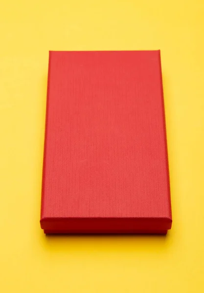 Emballage Produit Boîte Rouge Isolé Sur Fond Jaune — Photo