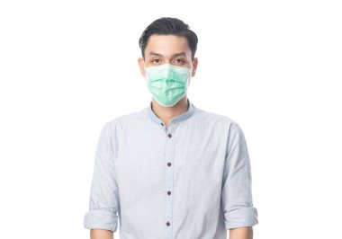 Enfeksiyonu önlemek için hijyenik maske takan genç Asyalı iş adamı, 2019-nCoV veya coronavirüs. Öğleden sonra 2.5 gibi hava yoluyla bulaşan solunum hastalığı beyaz arka planda izole edilmiş..