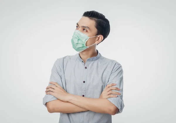 Genç Asyalı Adamı Hijyenik Maske Takıyor Yukarı Bakıyor Enfeksiyonu Önlüyor — Stok fotoğraf