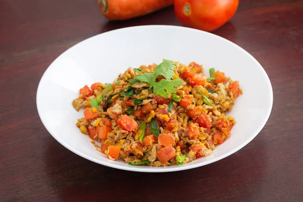 Huevos Revueltos Caseros Con Zanahorias Tomates Plato Blanco Sobre Mesa — Foto de Stock