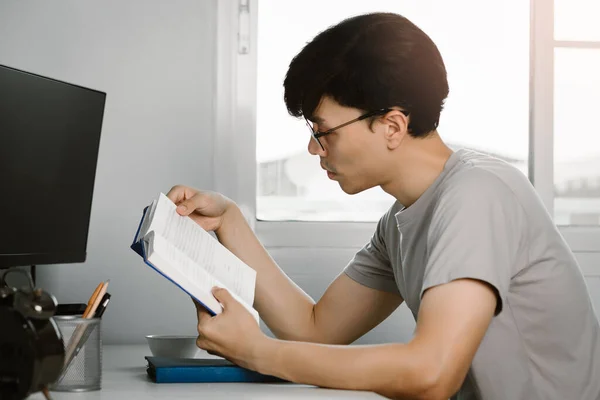 Молодой Красивый Азиатский Мужчина Читает Книги Рабочем Столе Свободное Время — стоковое фото