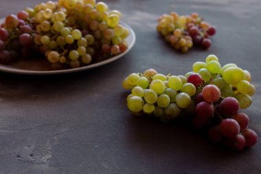 Siyah arka planda kırmızı ve beyaz üzümler