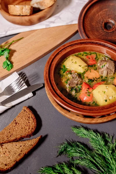 Kuzu ve sebzeli et çorbası: domates, maydanoz ve kereviz. Üst görünüm tablo ayarı