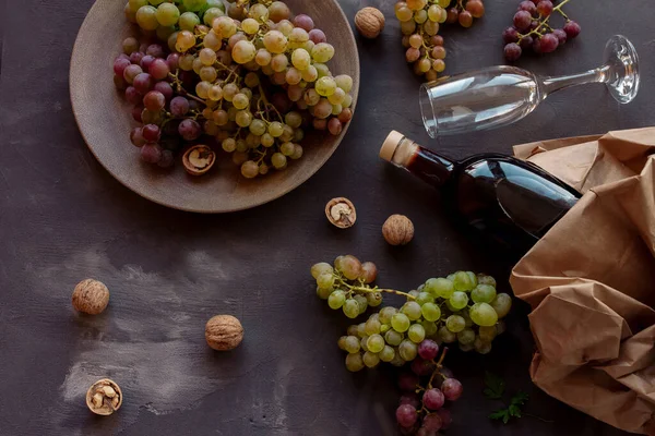 Romantisk Middag Rött Vin Och Druvor Ovanifrån — Stockfoto