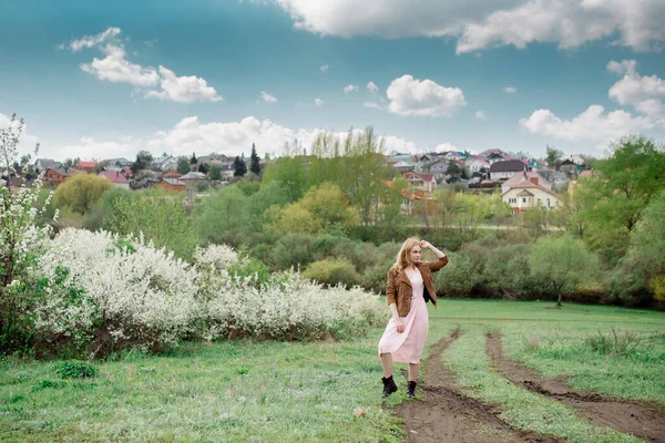Piękna Młoda Kobieta Spacerze Kwitnącym Wiśniowym Ogrodzie — Zdjęcie stockowe