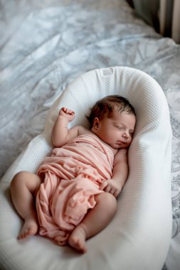 Koza beşiğinde yeni doğmuş bebek