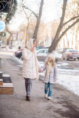 Anne ve kızı. 6 yıl boyunca şehirde iyi eğlenceler.