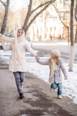 Anne ve kızı. 6 yıl boyunca şehirde iyi eğlenceler.