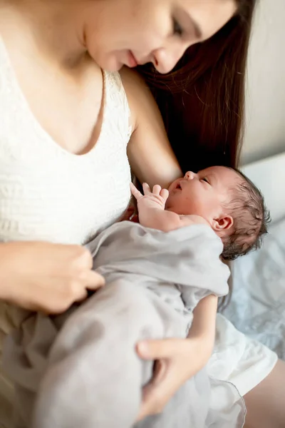 Νεογέννητο Μωρό Μαμά Στο Σπίτι — Φωτογραφία Αρχείου