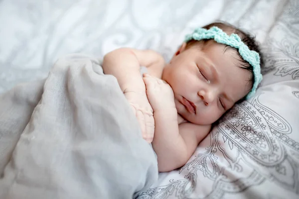 Bebé Recién Nacido Vendaje Color Turquesa Casa — Foto de Stock