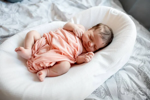 Koza beşiğinde yeni doğmuş bebek