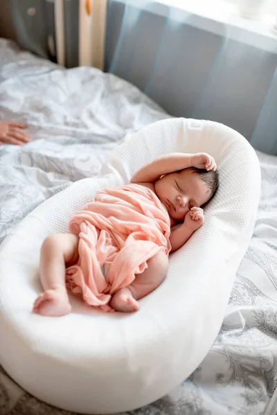 Koza Beşiğinde Yeni Doğmuş Bebek — Stok fotoğraf
