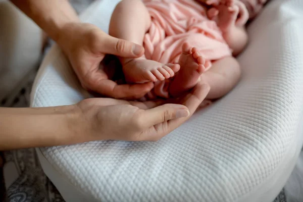 Koza beşiğinde yeni doğmuş bebek