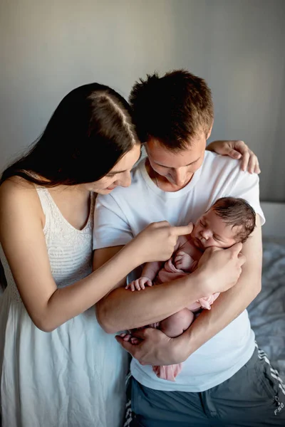 Νεογέννητο Μωρό Μαμά Και Τον Μπαμπά Στο Σπίτι — Φωτογραφία Αρχείου