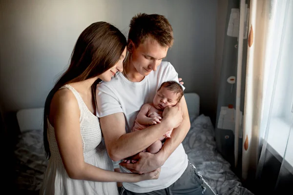 Νεογέννητο Μωρό Μαμά Και Τον Μπαμπά Στο Σπίτι — Φωτογραφία Αρχείου