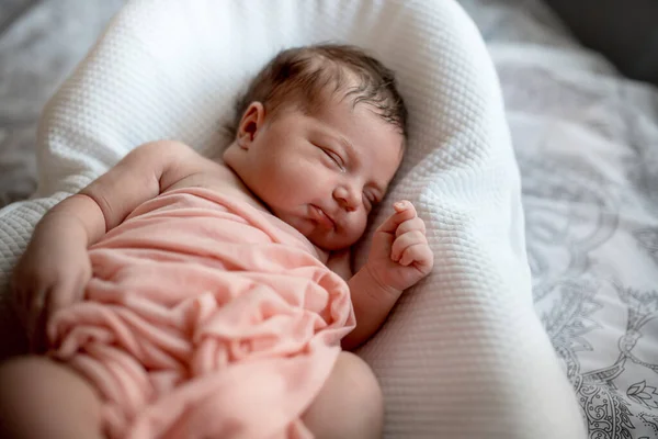 Bebé Recién Nacido Una Cuna Capullo —  Fotos de Stock