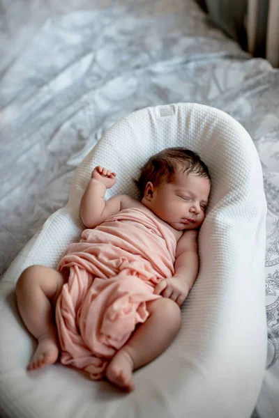 Koza beşiğinde yeni doğmuş bebek