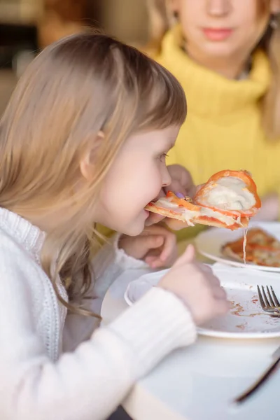 Dziewczyna Lat Jej Mama Kawiarni — Zdjęcie stockowe