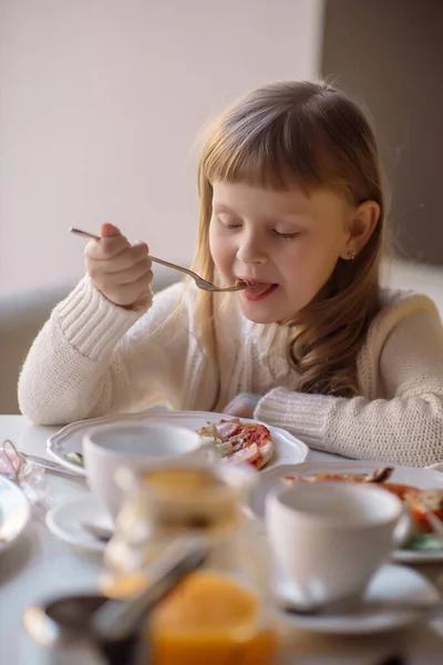 Girl Years Old Eats Pizza Cafe — Stock Photo, Image