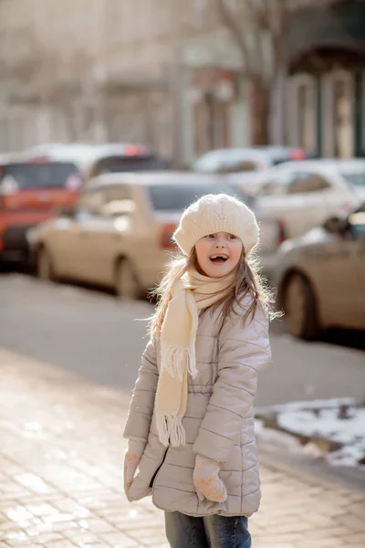 Zabawna Dziewczyna Lat Gra Świeżym Powietrzu Zimie — Zdjęcie stockowe