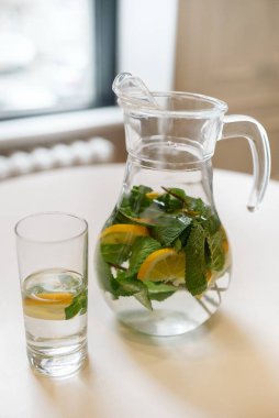 Cam sürahide limonlu ve naneli su.