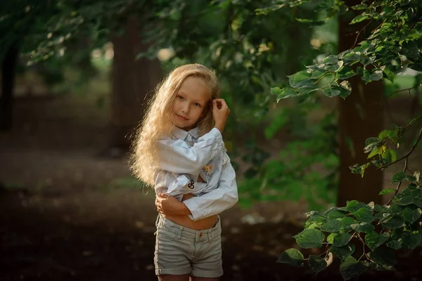 Menina Loira Bonita Anos Idade Para Passeio Parque — Fotografia de Stock