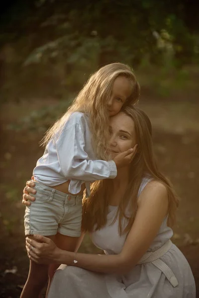 Mãe Filha Uma Loira Nas Margens Lagoa Parque Verão — Fotografia de Stock