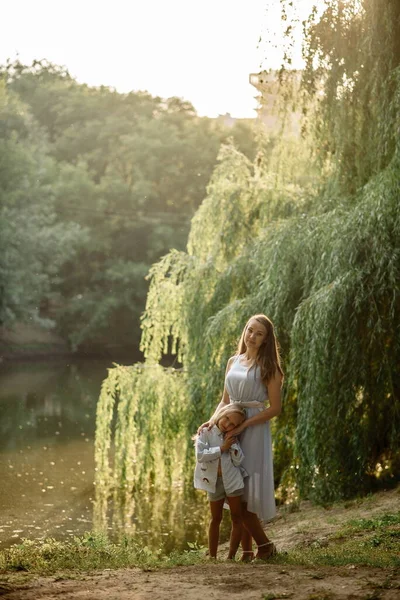 Mom Daughter Blonde Banks Pond Summer Park — Stock Photo, Image