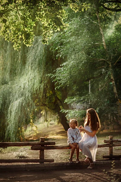 Mom Daughter Blonde Banks Pond Summer Park — Stock Photo, Image