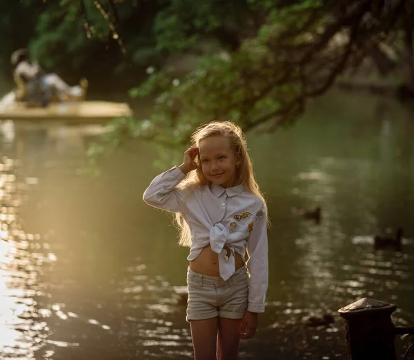 Menina Loira Bonita Anos Idade Para Passeio Parque — Fotografia de Stock