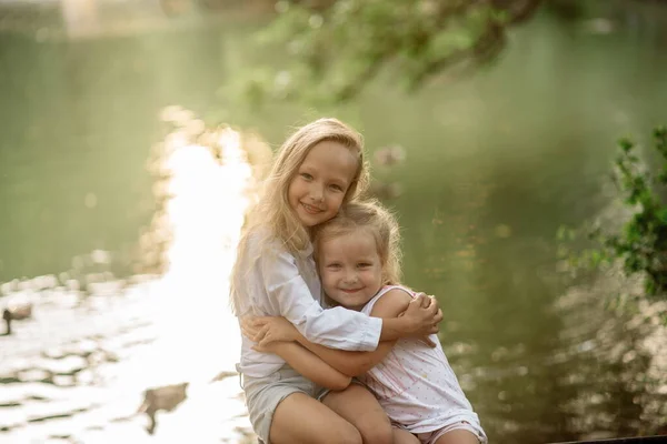 Cute Girls Sisters Years Old Shore Pond Summer — Stock Photo, Image
