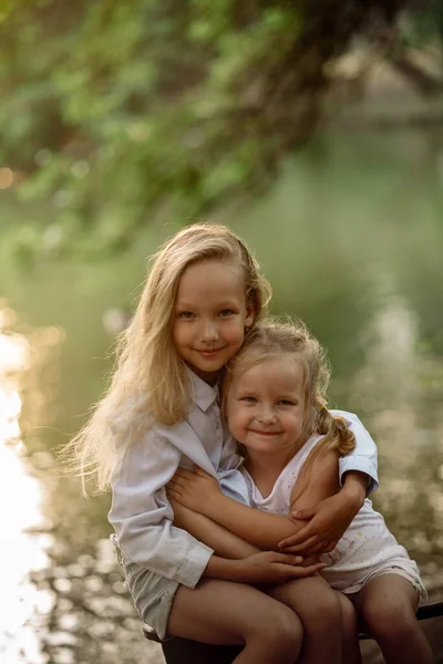 Roztomilé Dívky Sestry Roky Břehu Rybníka Létě — Stock fotografie