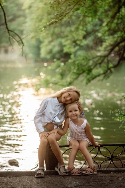 Cute Girls Sisters Years Old Shore Pond Summer — Stock Photo, Image