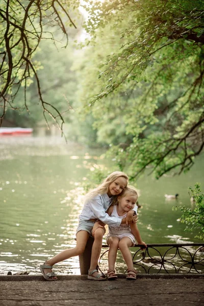 Cute Girls Sisters Years Old Shore Pond Summer — Stock Photo, Image