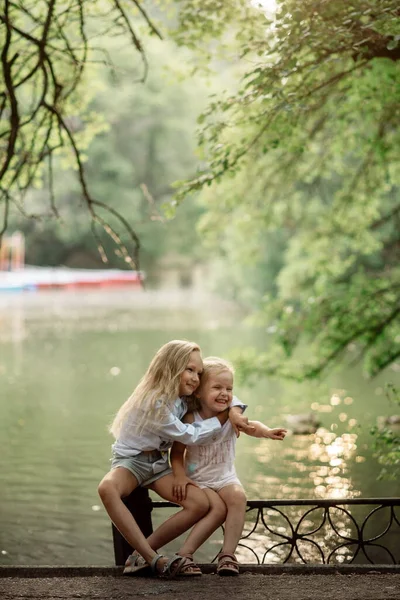 여름에 연못의 바닷가에 살짜리 귀여운 아이들 — 스톡 사진