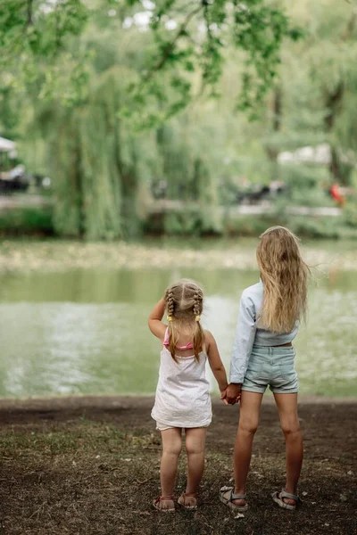 Cute Girls Sisters Years Old Shore Pond Summer — Stock Photo, Image