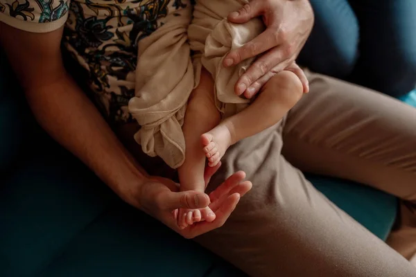 Μικρά Χέρια Και Πόδια Του Μωρού Στα Χέρια Της Μαμάς — Φωτογραφία Αρχείου
