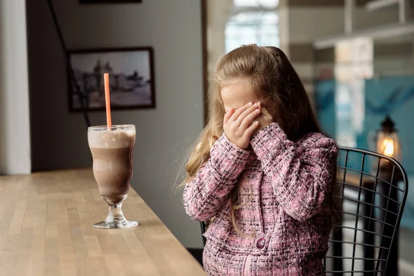 Zabawna Dziewczyna Lat Pije Gorącą Czekoladę Marfmellow Kawiarni — Zdjęcie stockowe