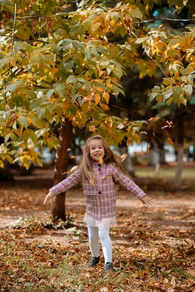Смішна Дівчина Років Гуляє Парку Восени — стокове фото
