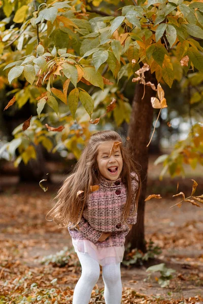 Funny Girl Ans Marche Dans Parc Automne — Photo